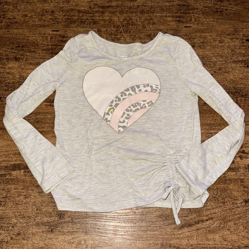 Grey heart ๐ฉถ long sleeve tee size youth small
